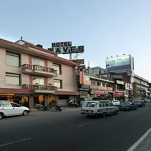 *** Hotel Waves, Airport India